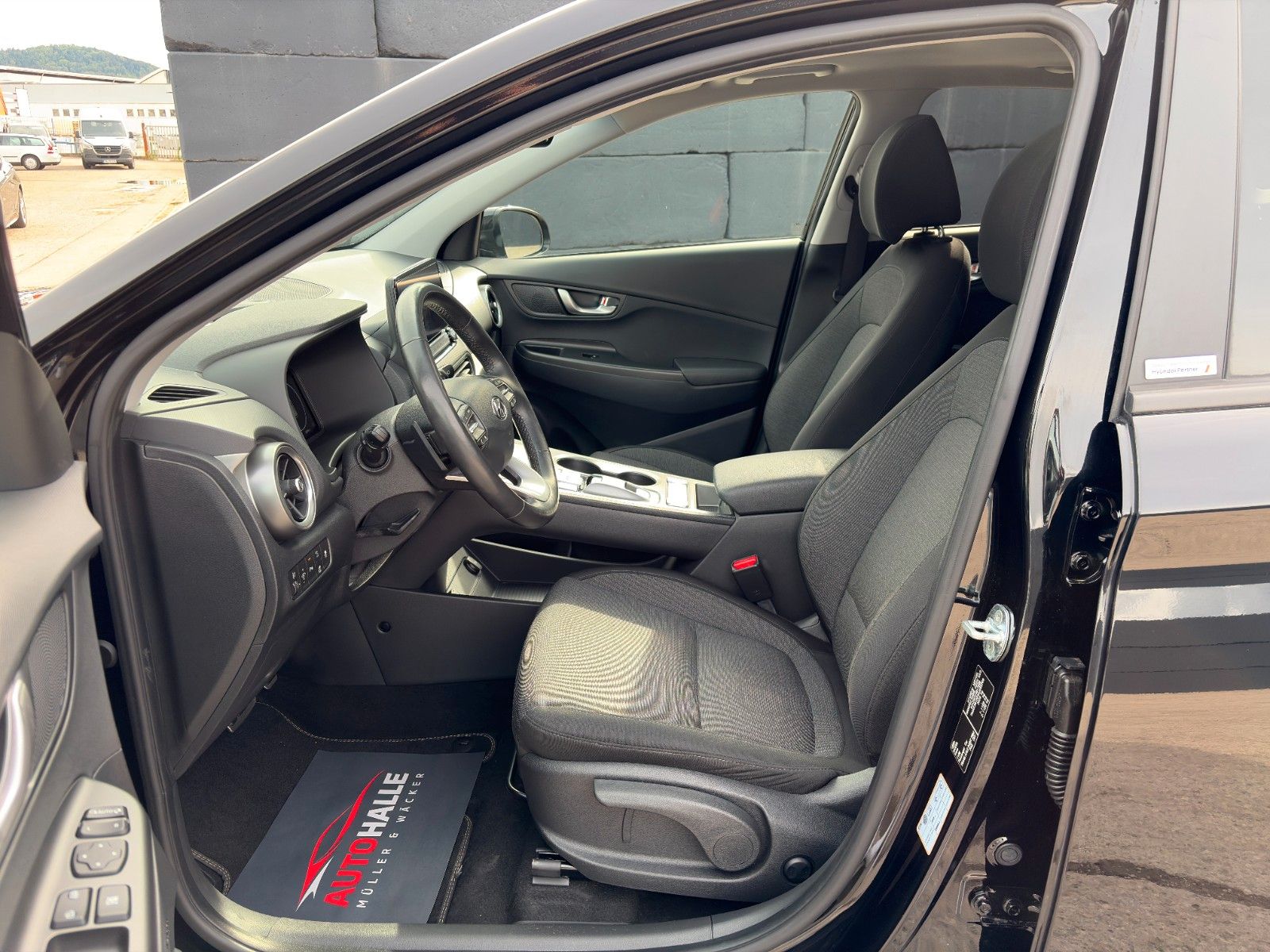 Fahrzeugabbildung Hyundai Kona E Trend 2WD Kamera Schiebedach ACC HuD LHZ