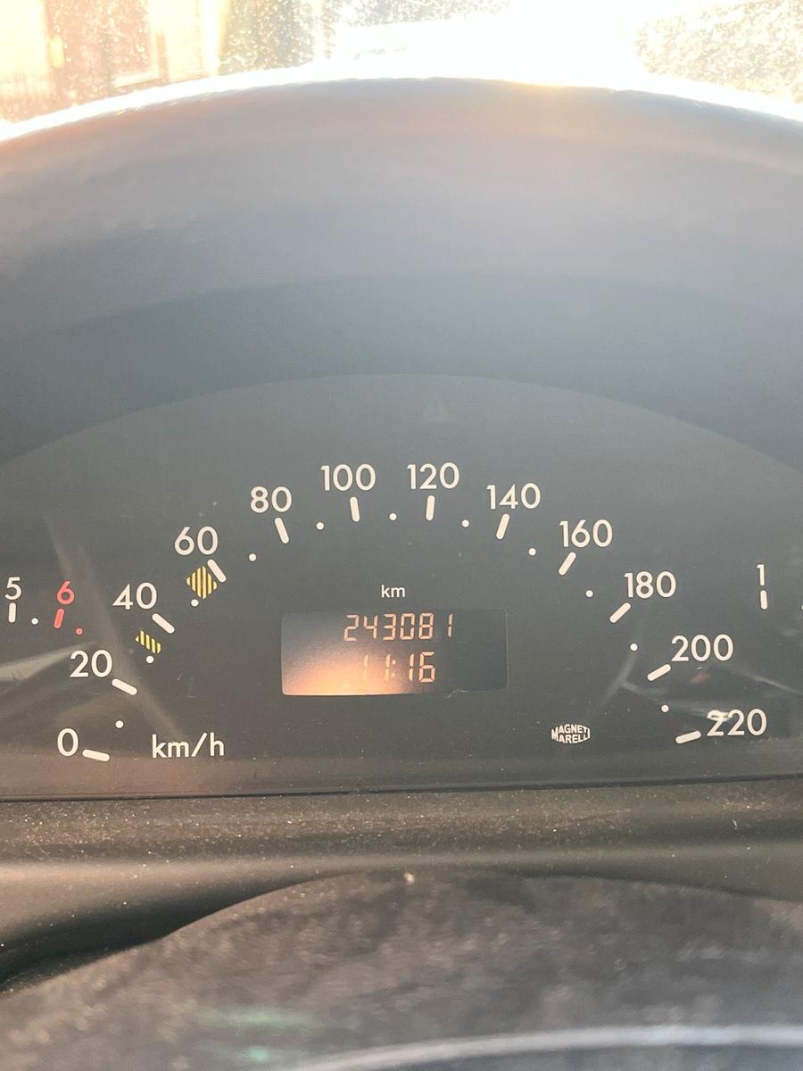 Mercedes-Benz Vaneo 2005 — photo 11