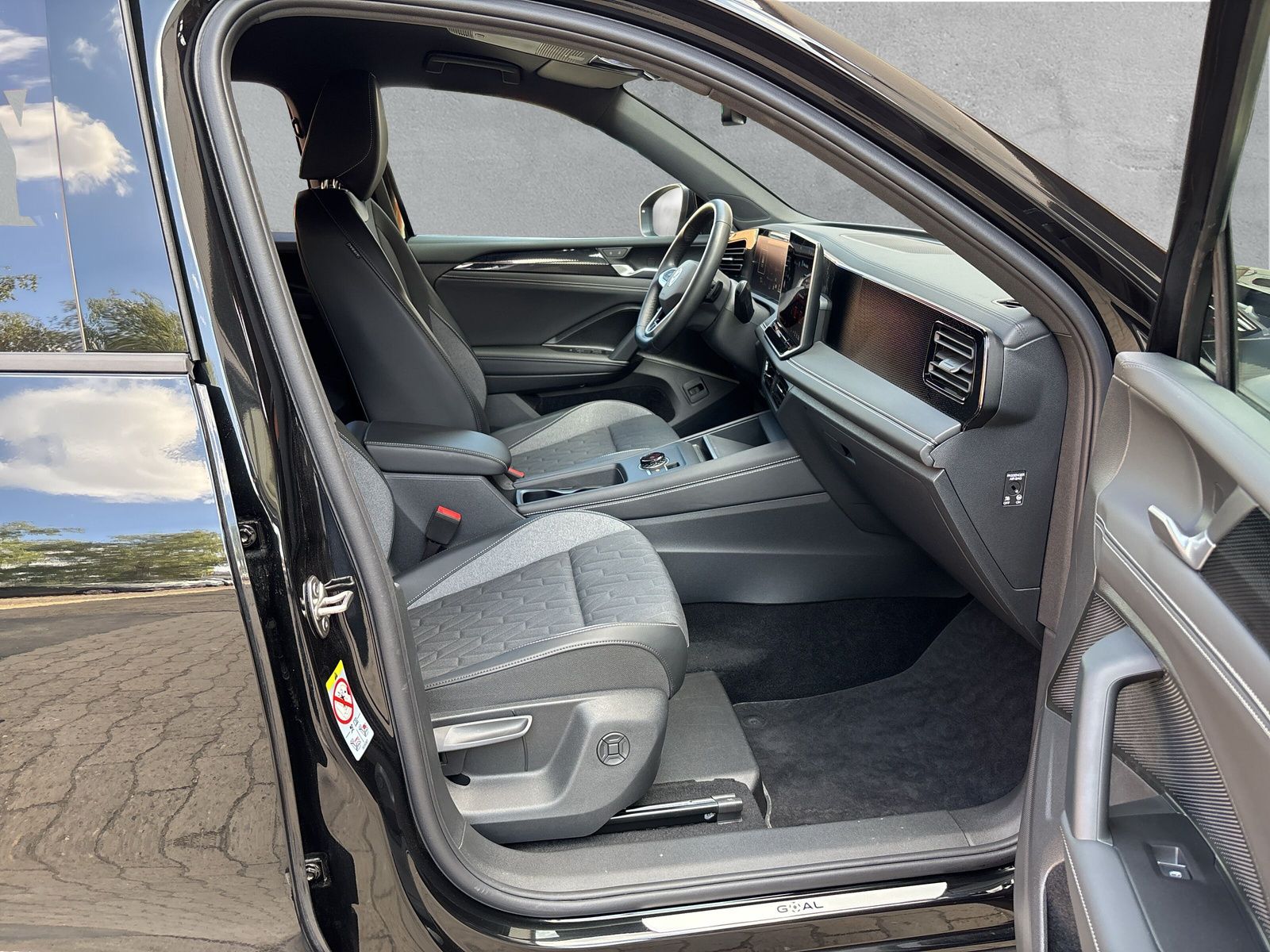 Fahrzeugabbildung Volkswagen Tiguan 1.5 eTSI Goal AHK Keyless IQ-Light Kamera