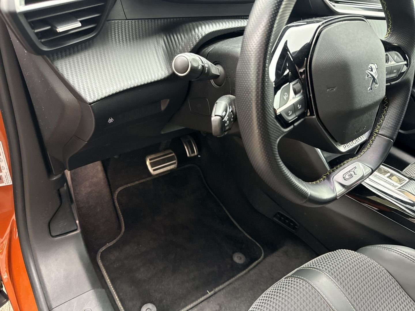 Fahrzeugabbildung Peugeot 2008 e- GT Navi Digitales Cockpit LED Apple CarP