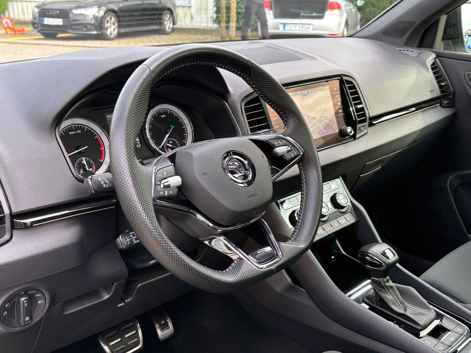 Fahrzeugabbildung SKODA Karoq 1.5TSI DSG SPORTLINE ACC 360° PANO AHK LED