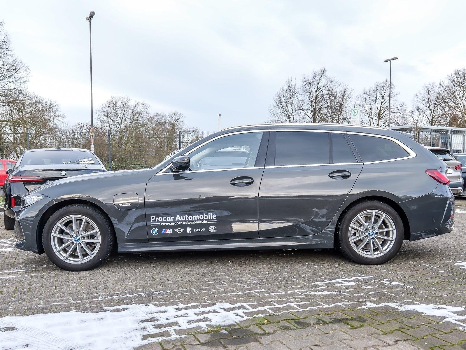 BMW 330e xDrive Touring LC Prof. ACC Pano LED RFK DA