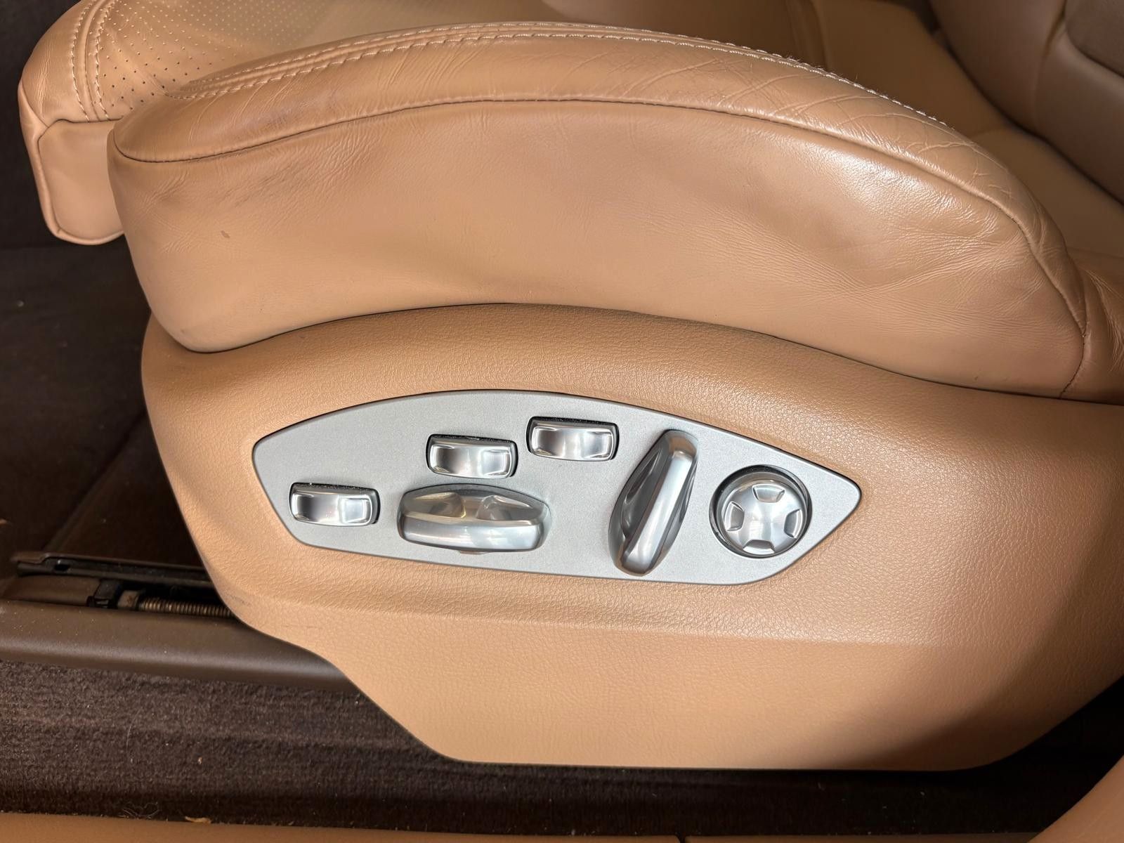 Fahrzeugabbildung Porsche Macan Turbo Scheckheft Porsche Leder exklusive