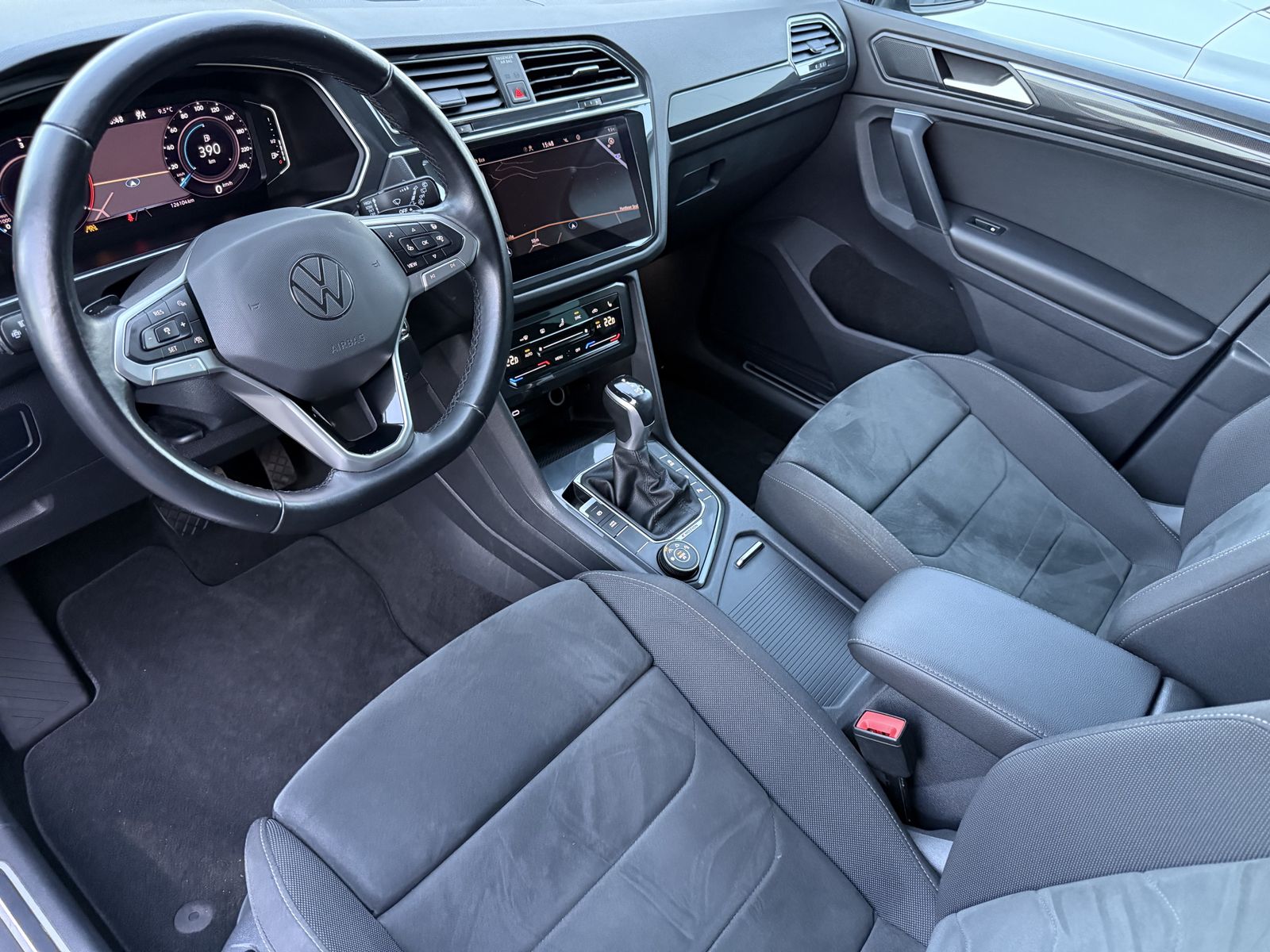 Fahrzeugabbildung Volkswagen Tiguan 2.0 TDI 4M DSG Sport NAV+LED+AHK+VCOCK+PP