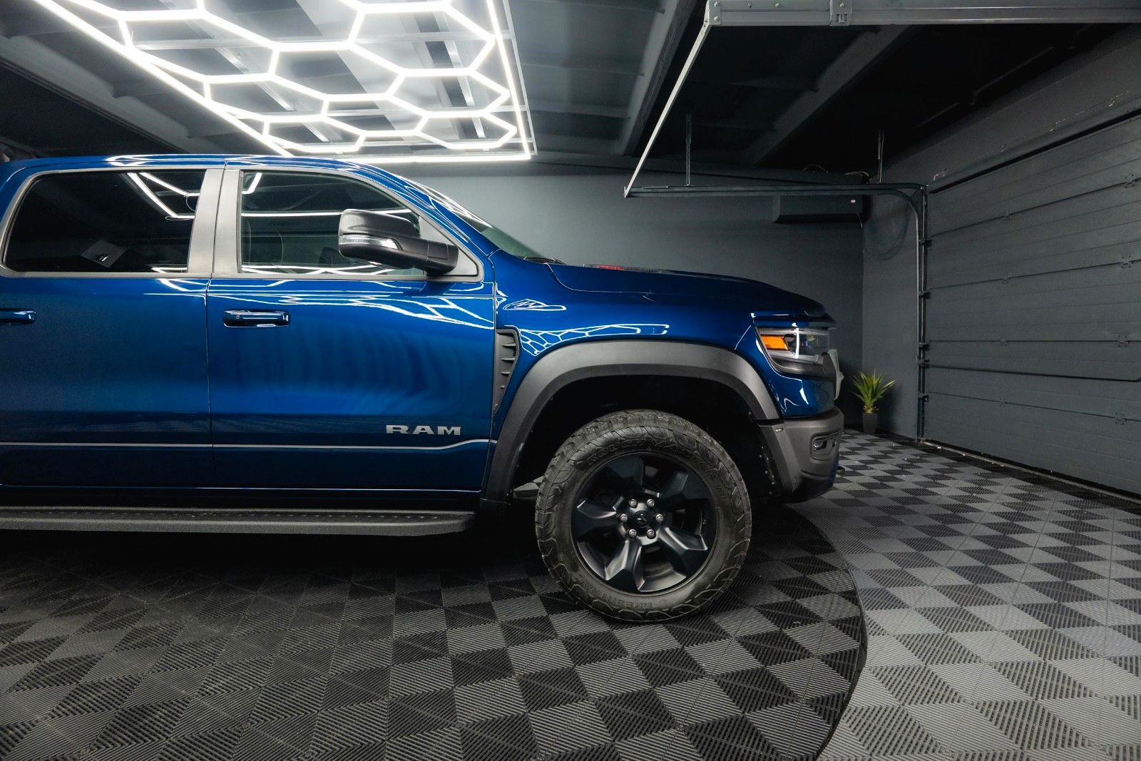 Fahrzeugabbildung Dodge RAM 5.7 V8 HEMI 4x4 LARAMIE TRX OFFROAD PAKET
