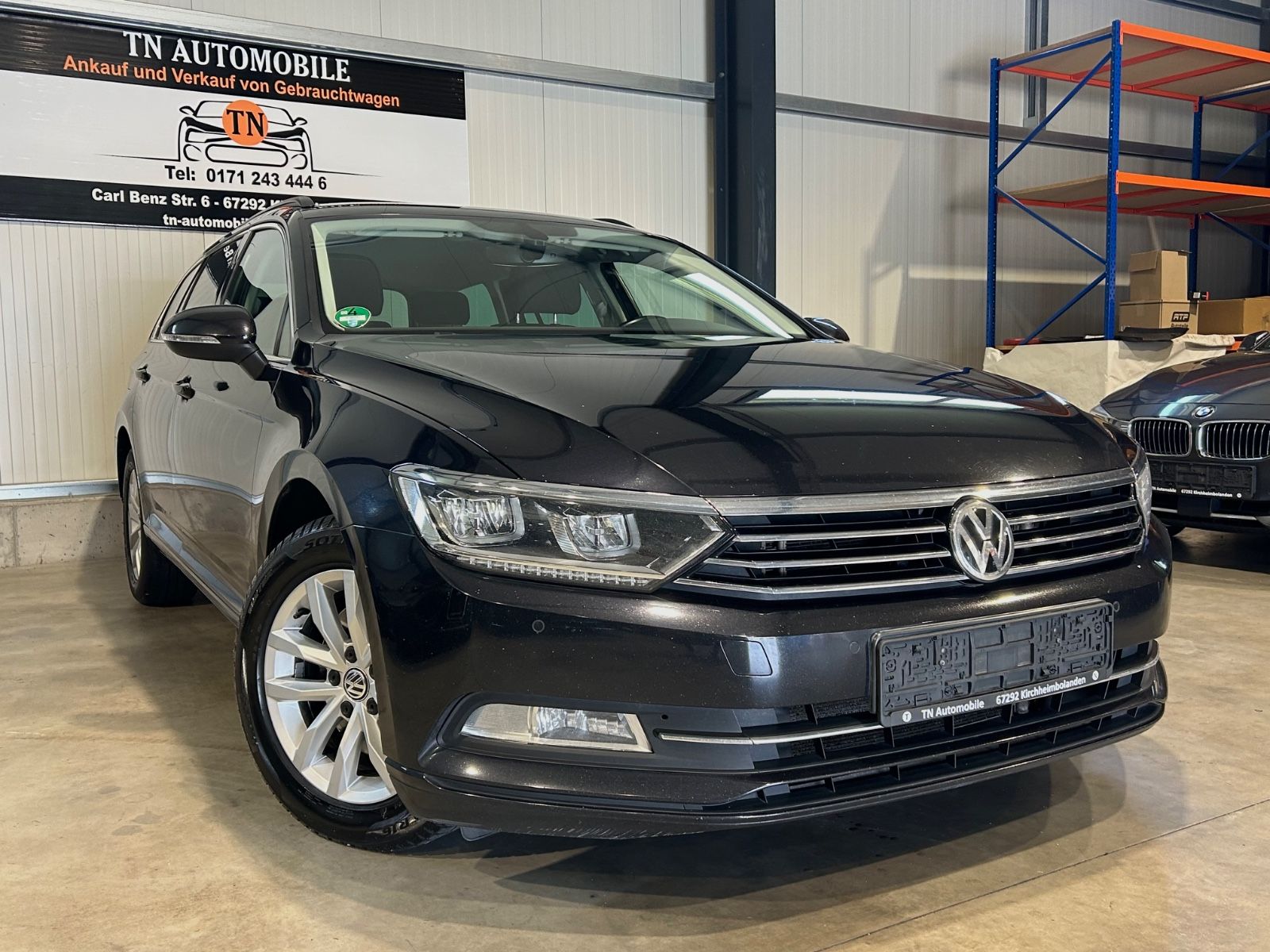 Volkswagen Passat - 1
