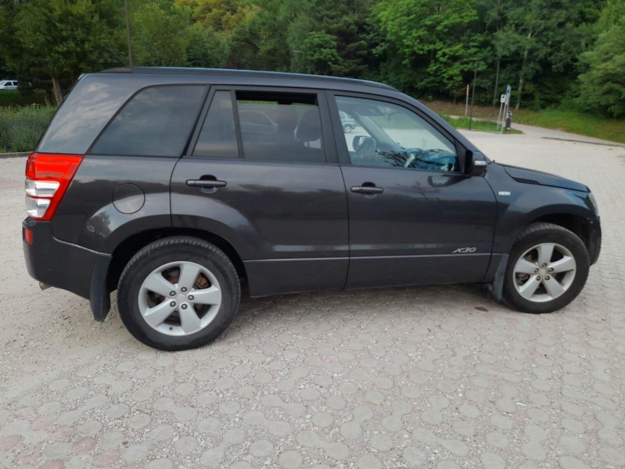 Suzuki Grand Vitara 2012 — interior