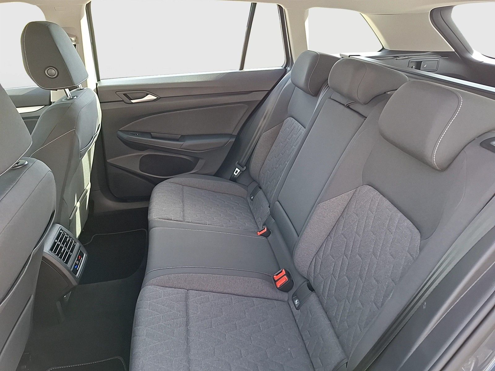 Fahrzeugabbildung Volkswagen Golf VIII Variant eTSI Life DSG LED AHK Navi AID