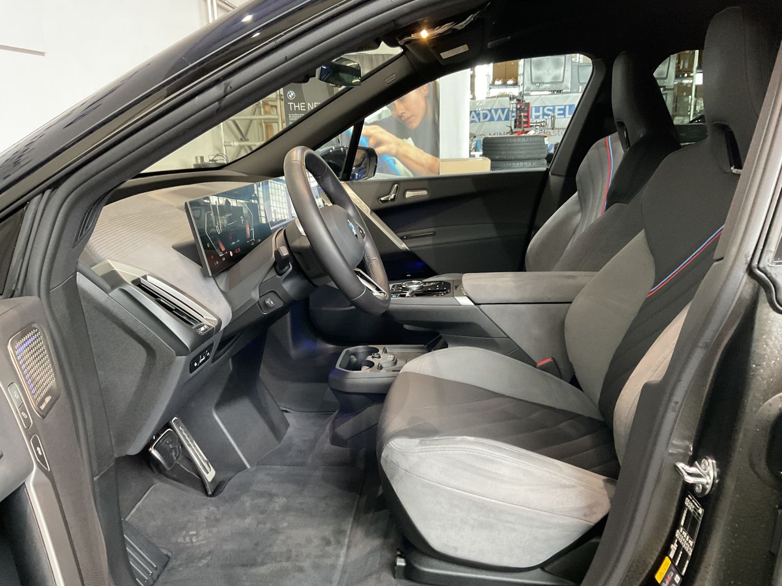Fahrzeugabbildung BMW iX xDrive45 M Sportpaket Glasdach Sky Lounge, Ak