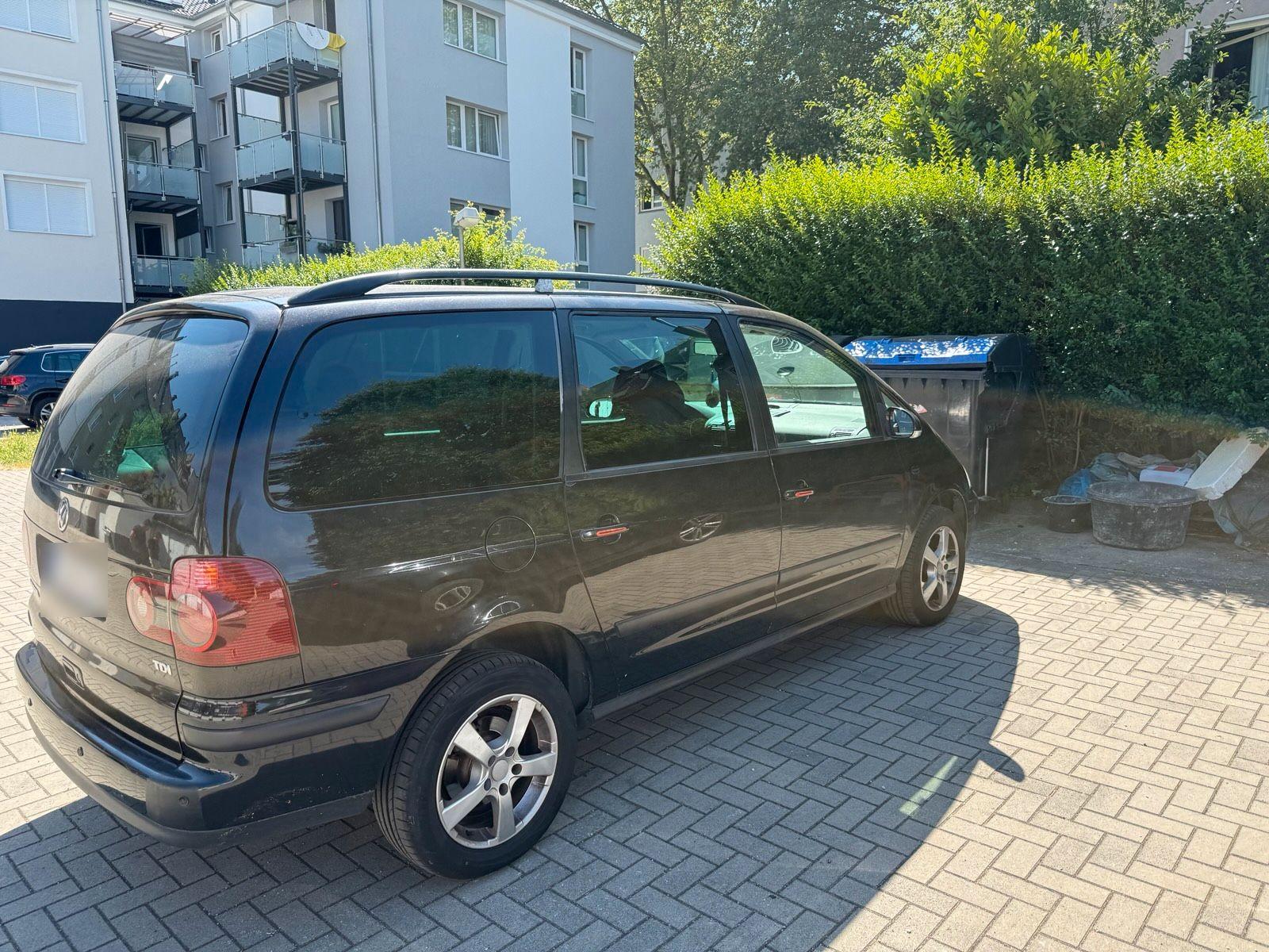Volkswagen Sharan 2009 — rear view