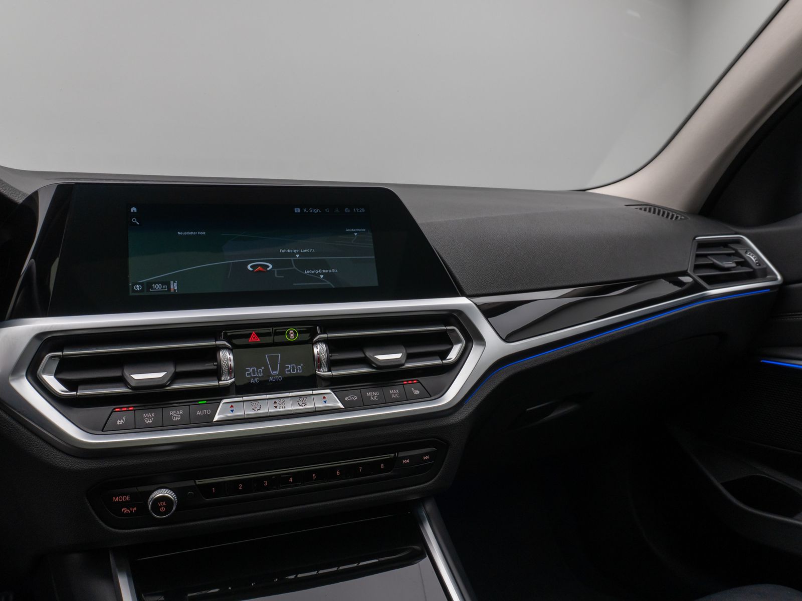 Fahrzeugabbildung BMW 320d  Sport Line Panorama HUD DAB Lordos LED PDC