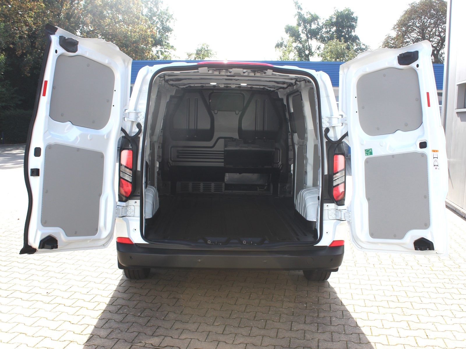 Fahrzeugabbildung Ford Transit Custom 320 L1 Trend FWD Plug-in Hybrid