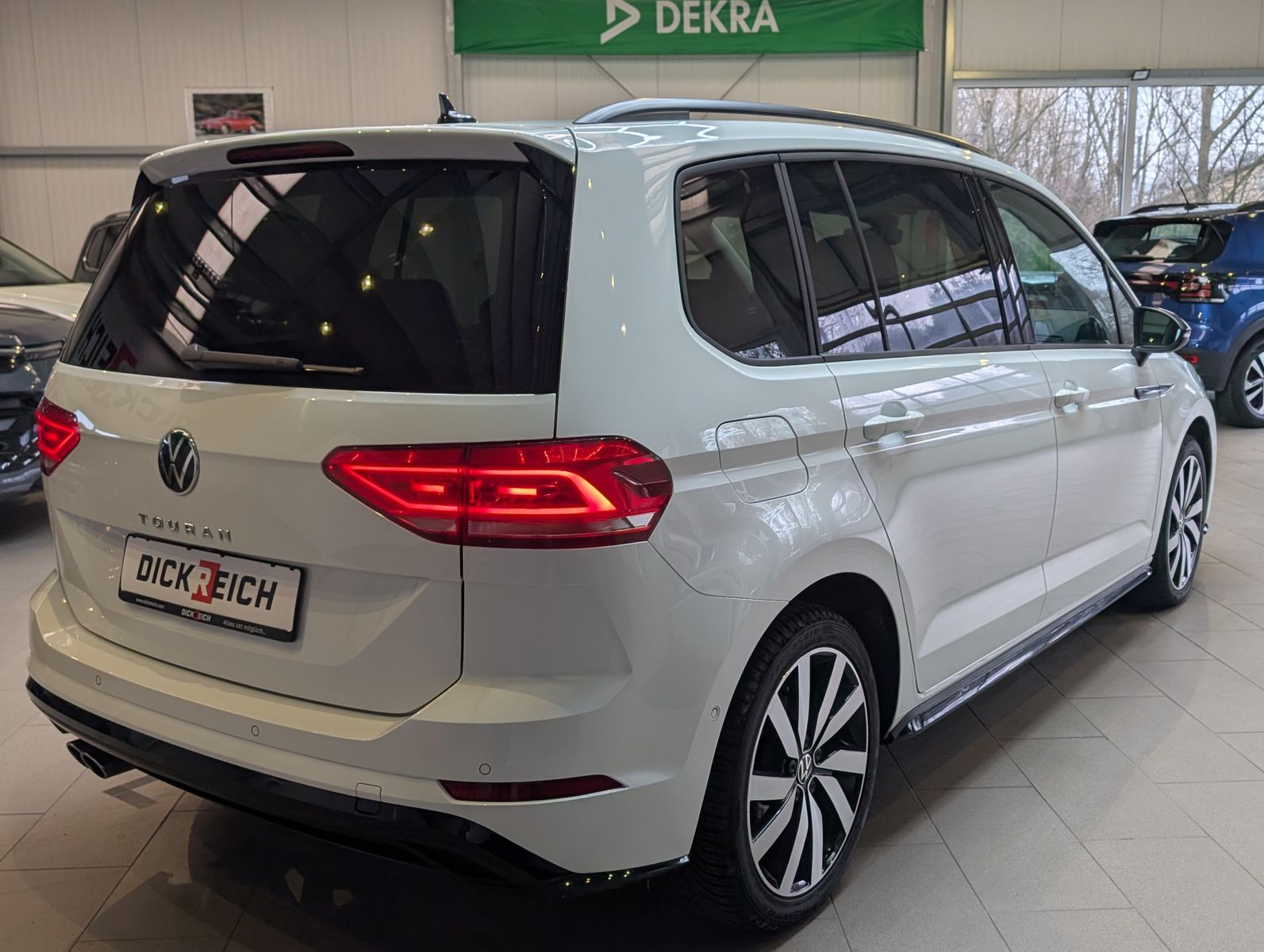 Fahrzeugabbildung Volkswagen Touran 2.0 DSG R-Line High. Pano 7-Si IQ.Dri AHK