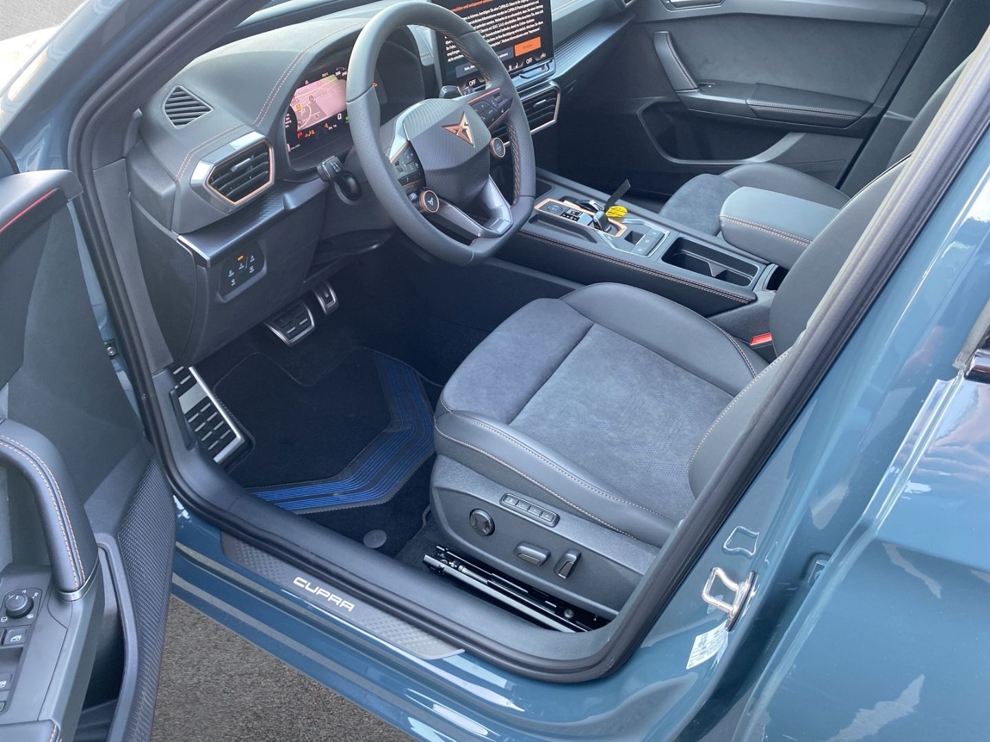 Fahrzeugabbildung CUPRA Leon 2.0 TSI 221 kW VZ*Matrix*NAVI*SHZ*ACC*Full-