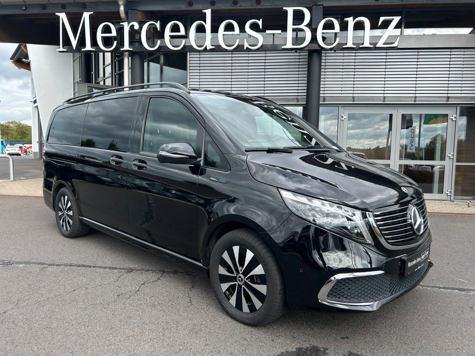 Fahrzeugabbildung Mercedes-Benz EQV 300 AVA PANORAMA LIege-Paket DISTRONIC