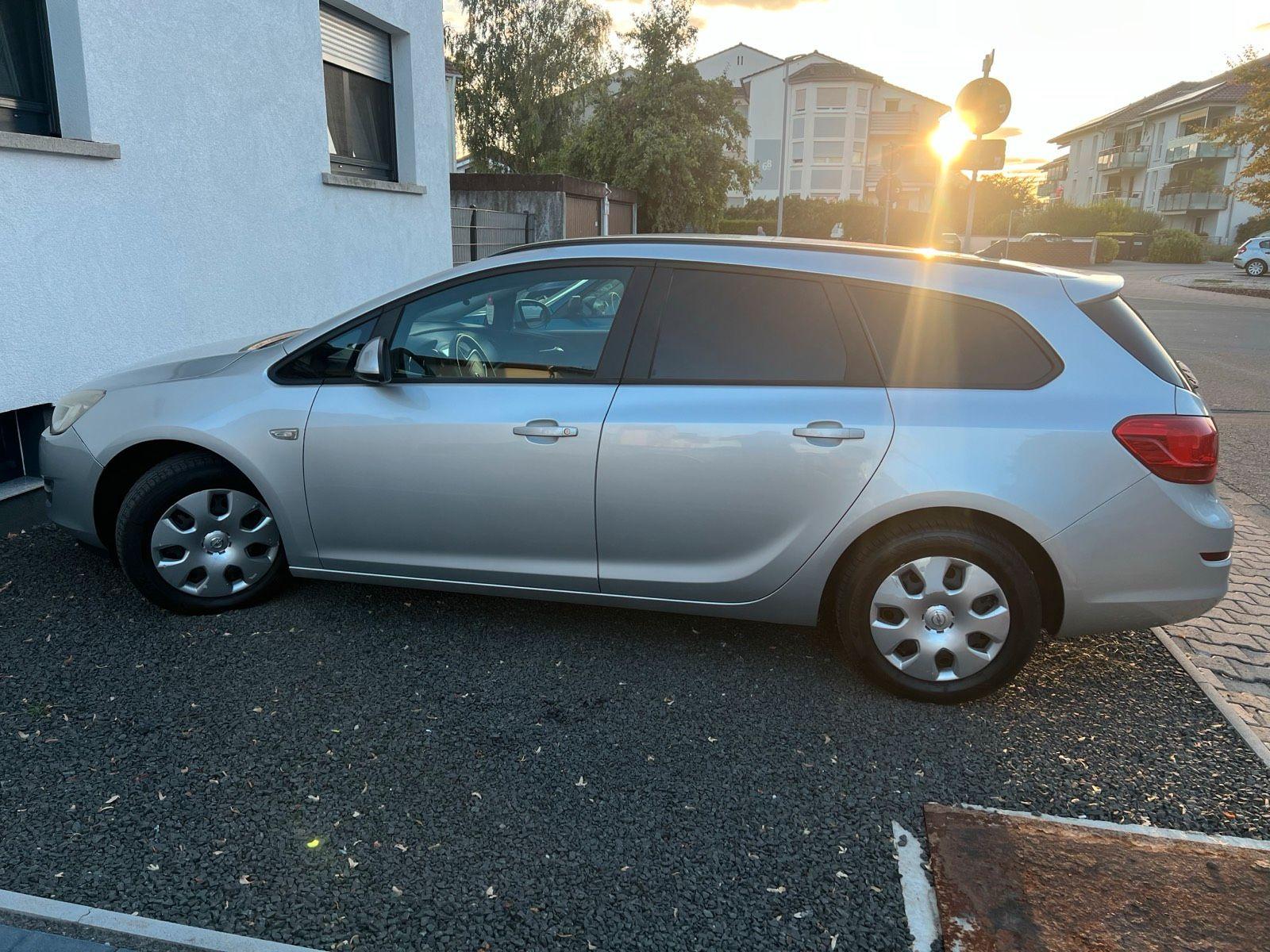 Opel Astra 2011 — photo 11