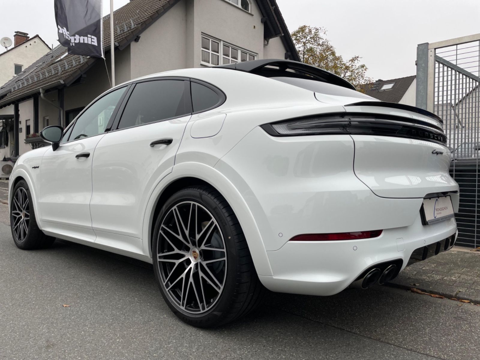 Fahrzeugabbildung Porsche Cayenne E-Hybrid Coupé |ACC|360°|SportDesign|22"