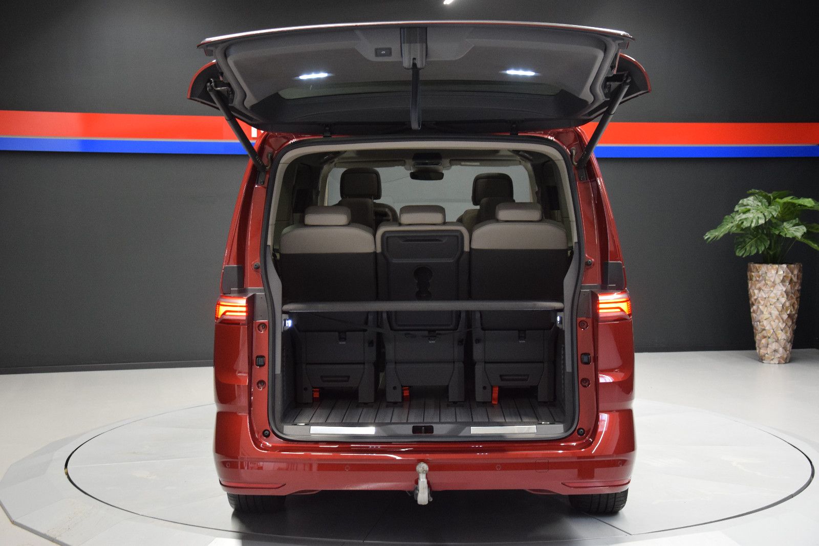 Fahrzeugabbildung Volkswagen T7 Multivan ACC DCC AHK HuD Pano Harman Kardon