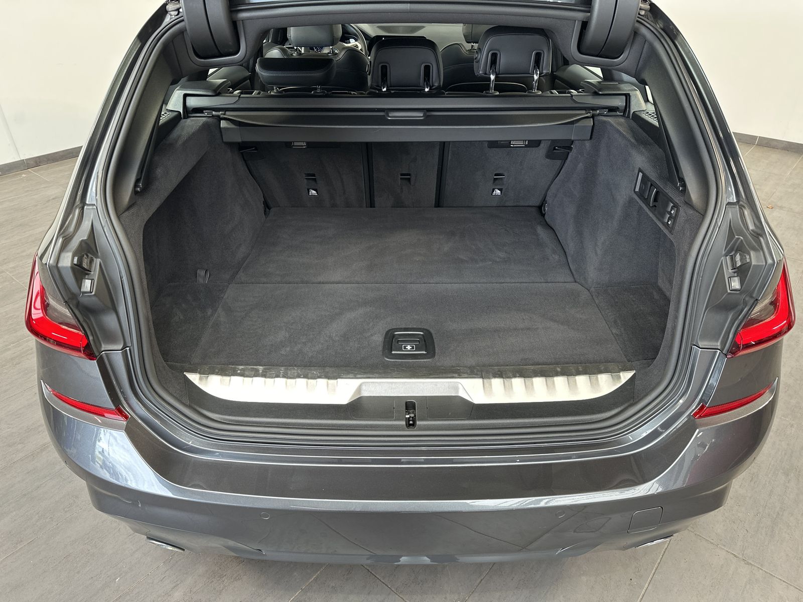 Fahrzeugabbildung BMW 330e Touring xD M-Sport NAV+LASER+PANO+HEADUP+VC