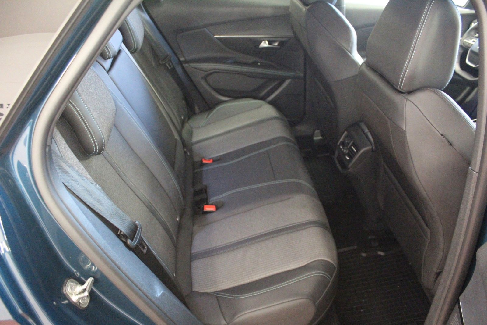 Fahrzeugabbildung Peugeot 3008 Plug-In Hybrid 225 e-EAT8 Allure Pack