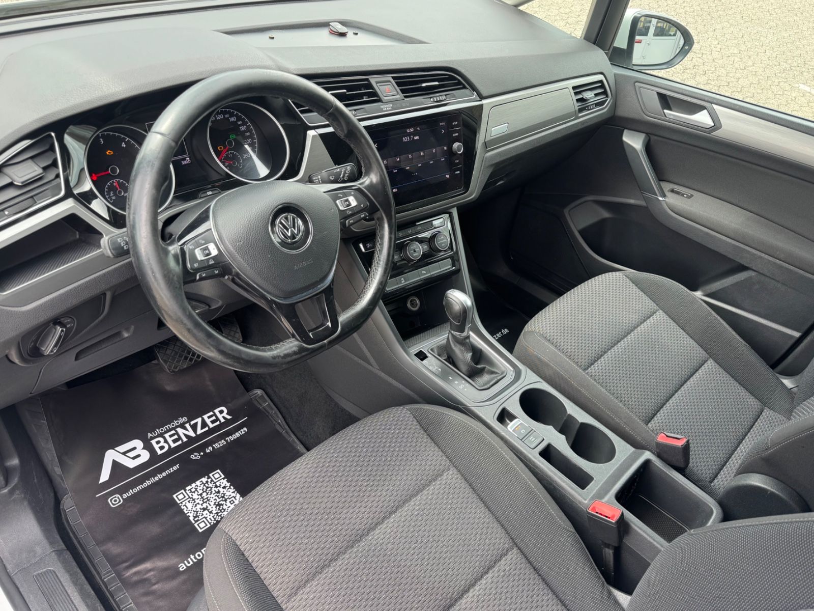 Fahrzeugabbildung Volkswagen Touran Comfortline/DSG/5-Sitzer/PDC