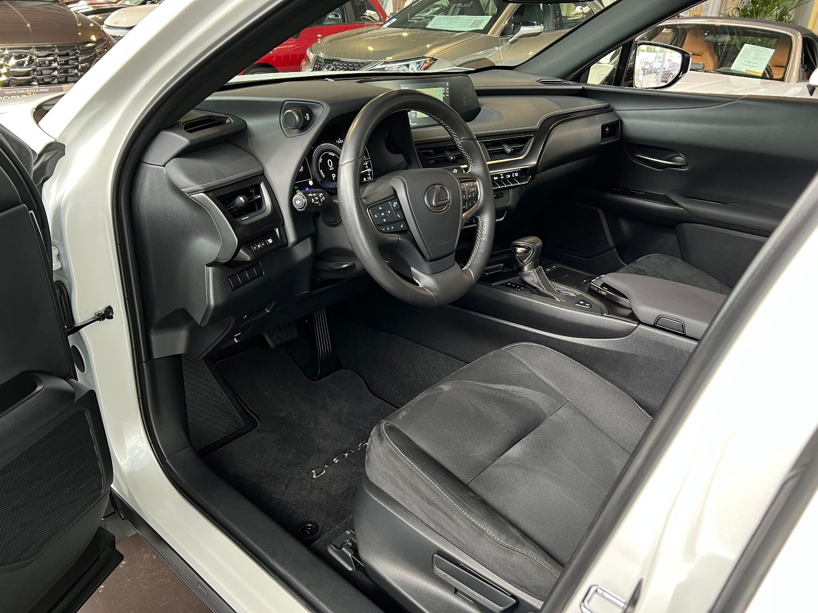 Fahrzeugabbildung Lexus UX 250h Launch Edition ACC RFK LED NAV