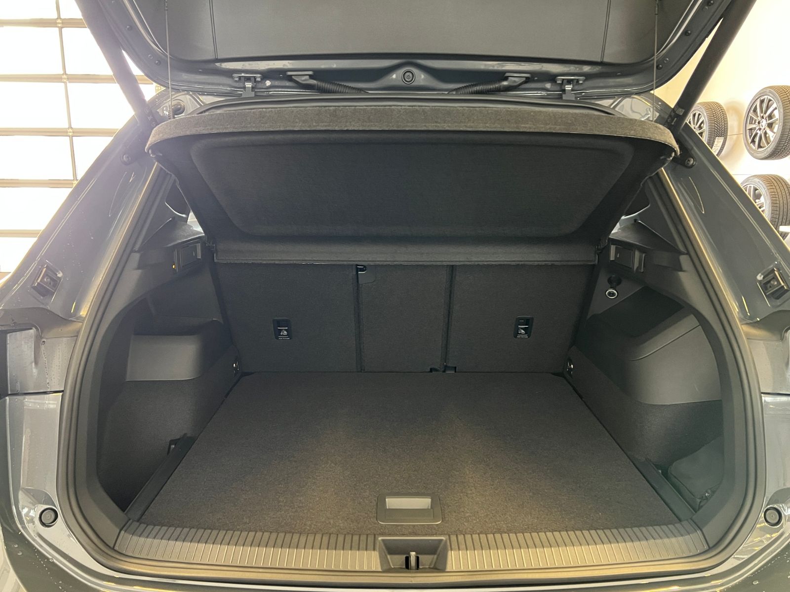 Fahrzeugabbildung Volkswagen Tiguan R-Line 1.5 eTSI DSG *AHK, IQ.Light, DCC,