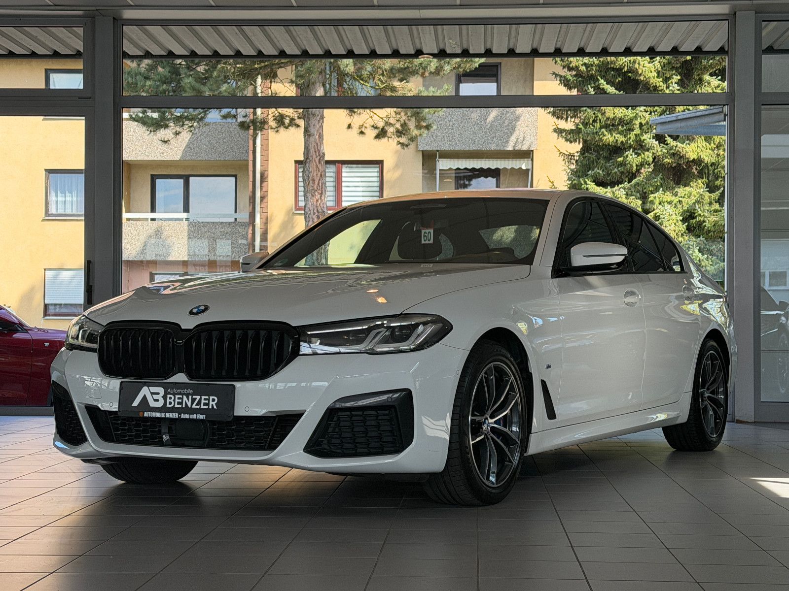Fahrzeugabbildung BMW 530 d XDriveM Sport/M-PAKET/HARMAN-KARDON/AMBIE
