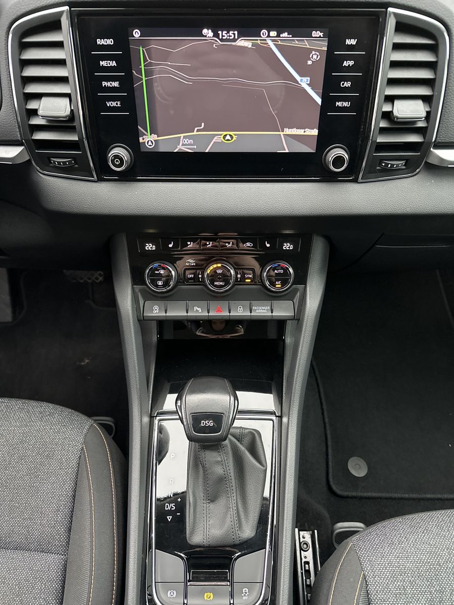 Fahrzeugabbildung SKODA Karoq 1.5 TSI DSG Clever NAV+LED+18ZO+CARPLAY+PP