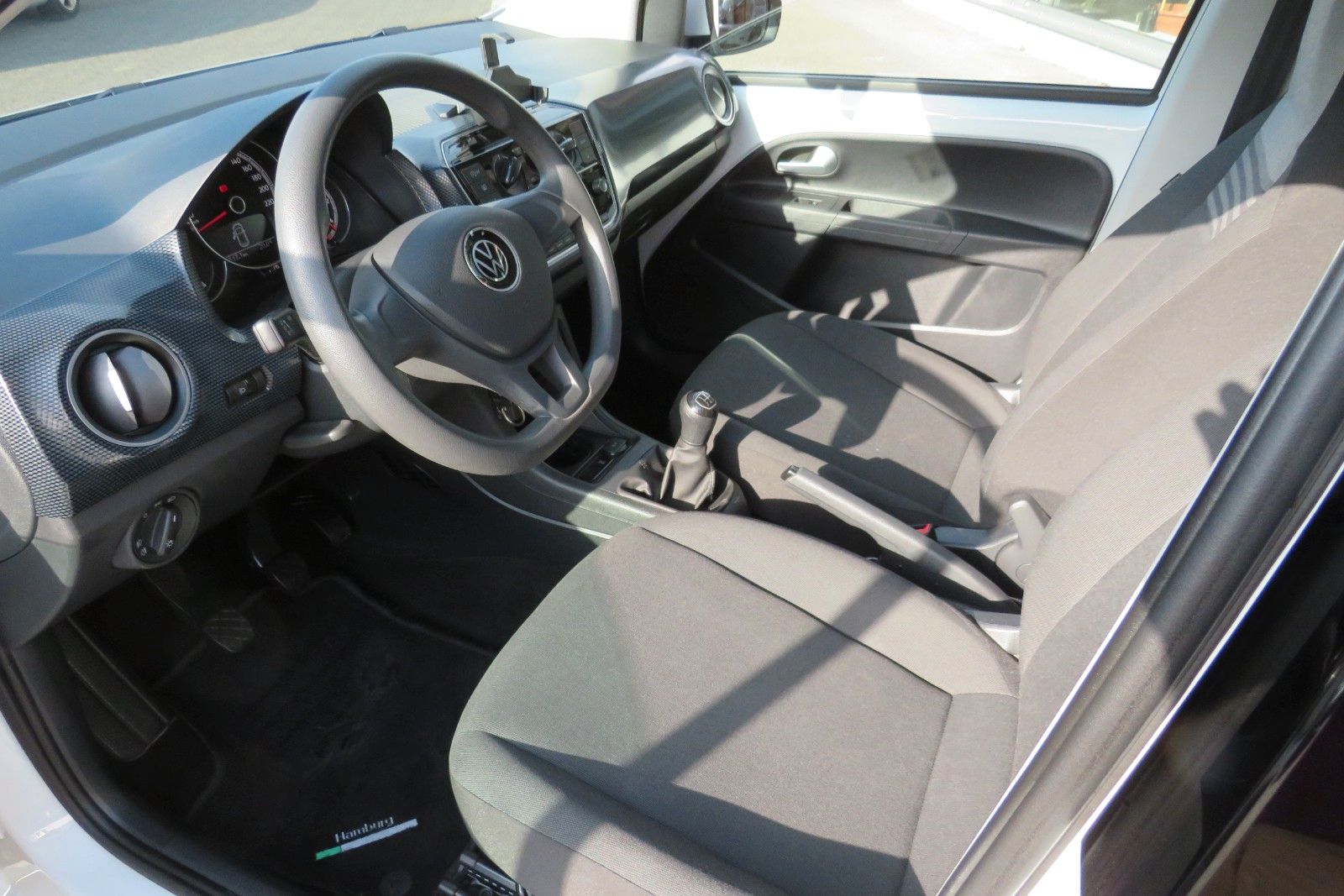 Fahrzeugabbildung Volkswagen up!  SITZHEIZUNG KLIMA 4-TÜREN NEBEL GJ 1.H