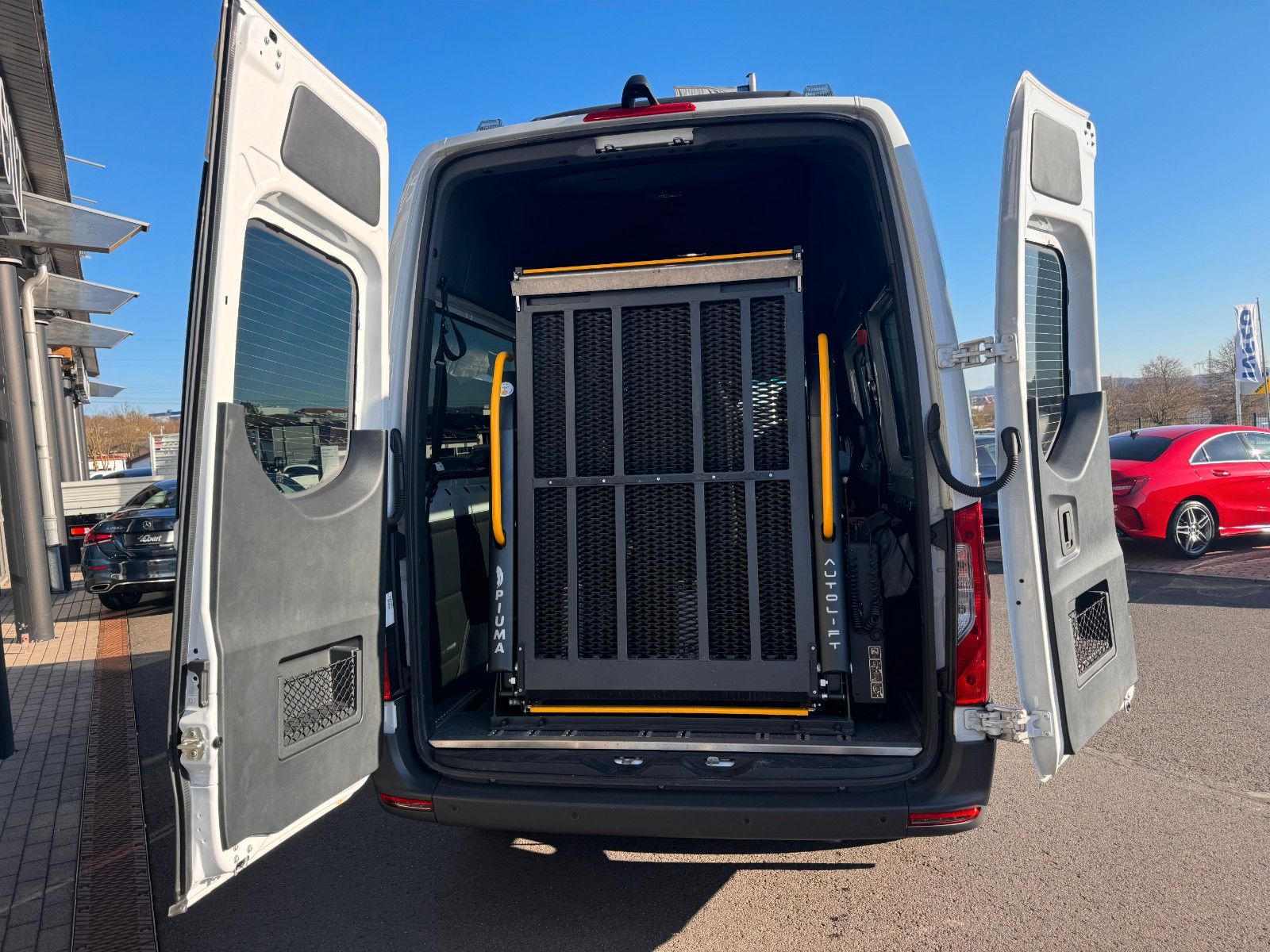 Fahrzeugabbildung Mercedes-Benz Sprinter 317 CDI Rollstuhl/Behinderten Lift