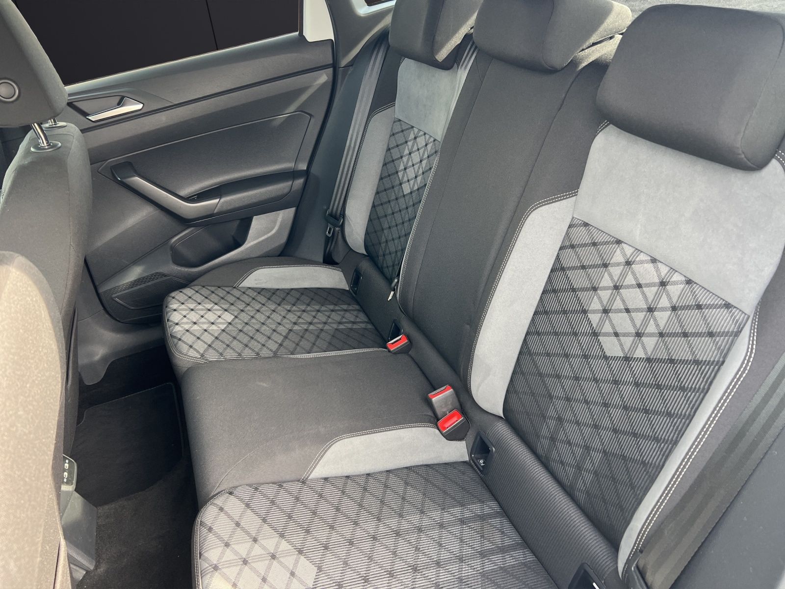 Fahrzeugabbildung Volkswagen Taigo R-Line TSI DSG IQ.Light ACC SHZ RearView N