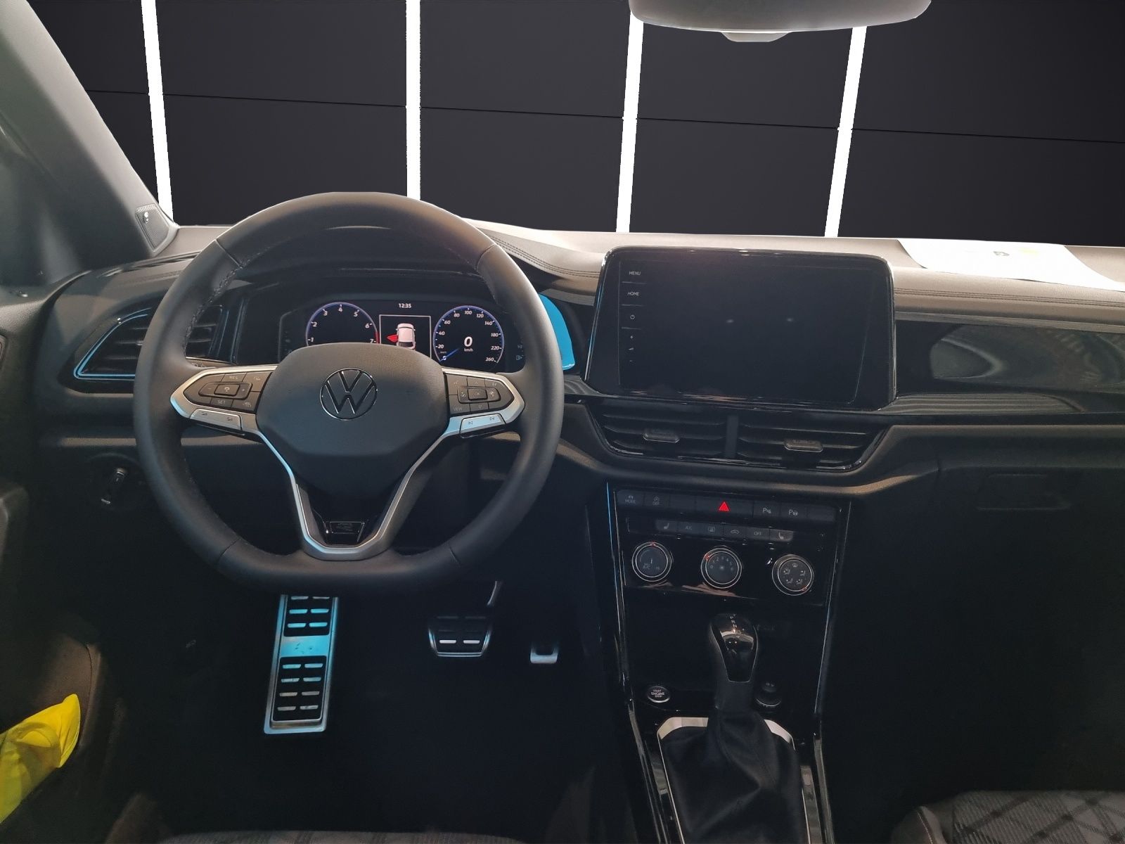 Fahrzeugabbildung Volkswagen T-Roc TSI R-Line DSG IQ.Light ACC SHZ RearView A