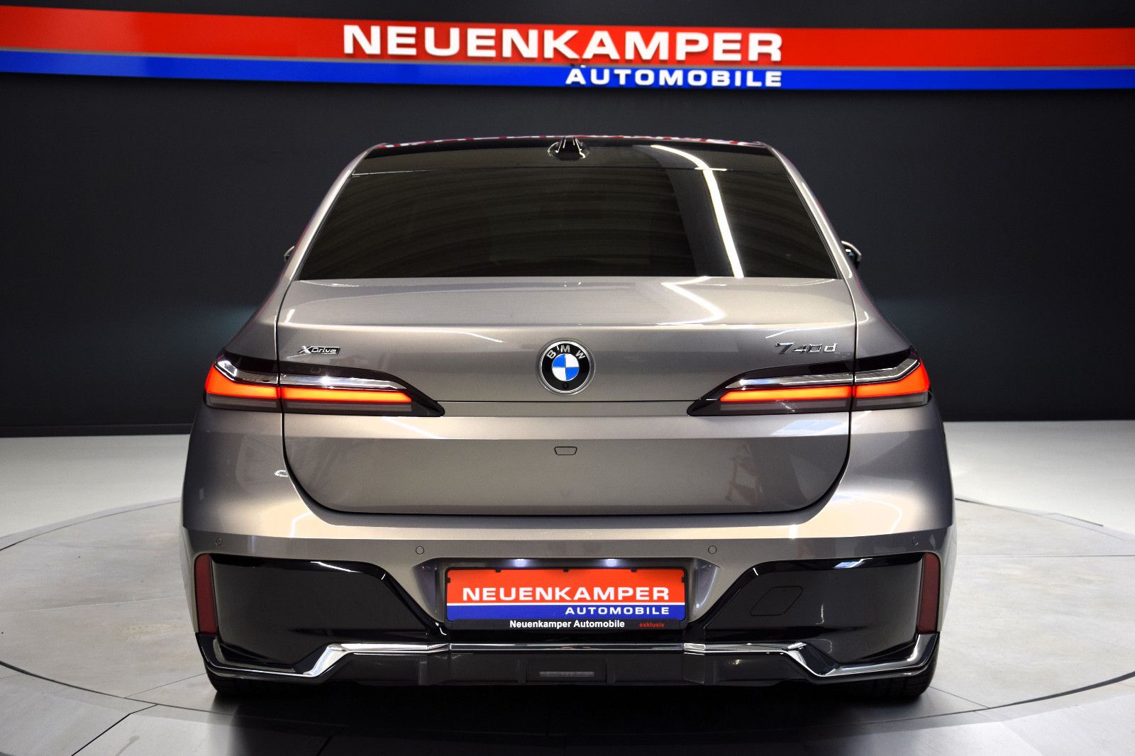 Fahrzeugabbildung BMW 740d xDrive M Sport Sky-Lounge AHK Standheizung