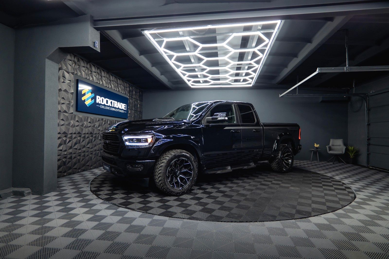 Fahrzeugabbildung Dodge RAM 5.7 V8 HEMI 4x4 Night LARAMIE LONGBED 19%