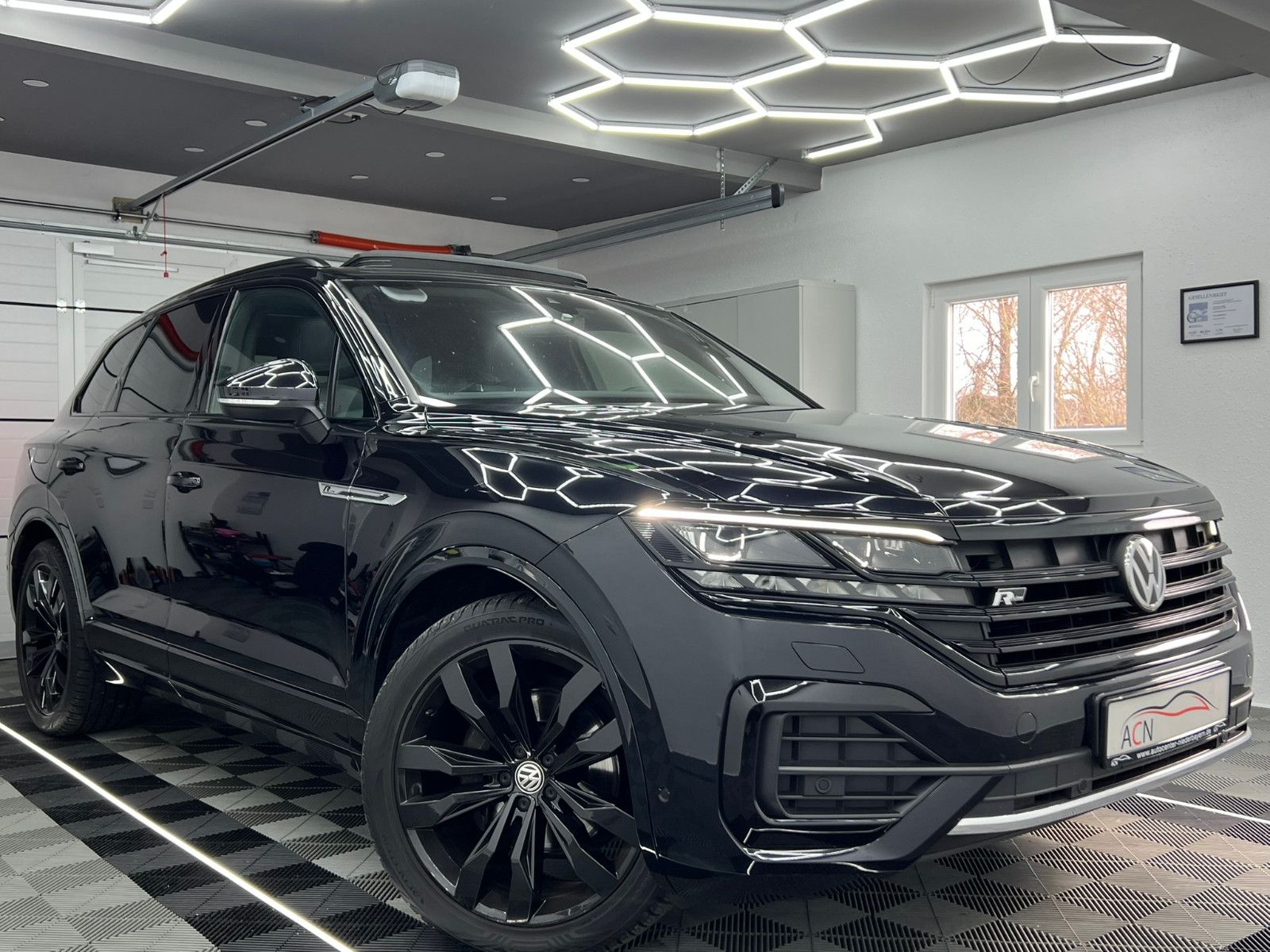 Fahrzeugabbildung Volkswagen Touareg R-Line 4Motion/PANO/AHK/MATRIX/BLACK OP.