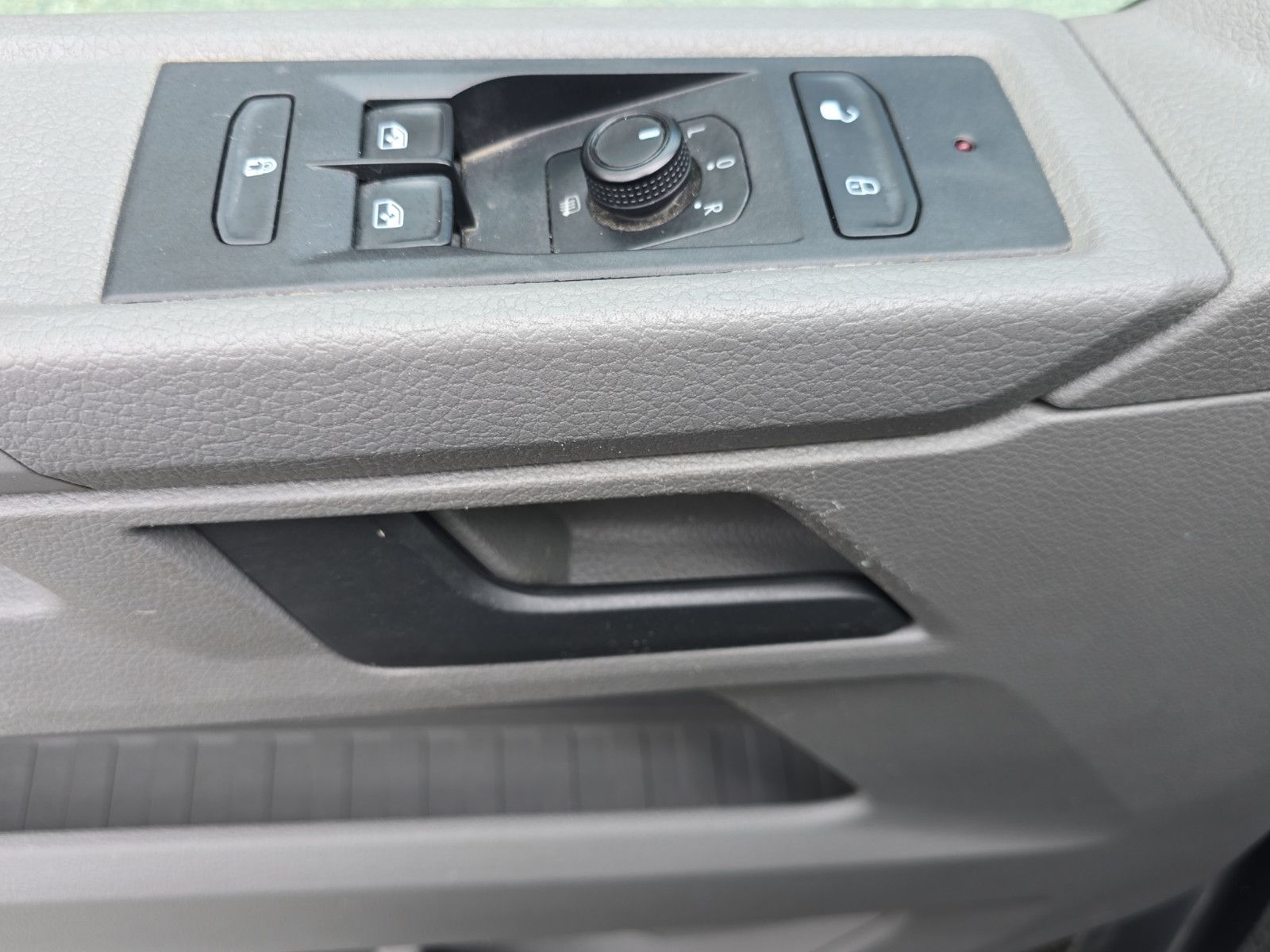 Fahrzeugabbildung Volkswagen T6 Transporter Kombi Langer Radstand 9 Sitzer