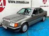 Mercedes-Benz W124 300 E/CLIMA/RUSTFREE - Mercedes-Benz 300 mit Benzin-Antrieb: Limousine