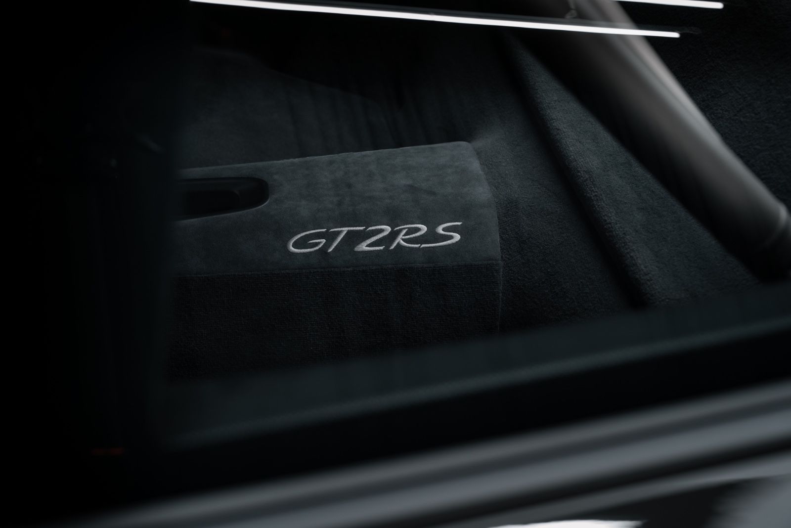 Fahrzeugabbildung Porsche 911 GT2 RS WEISSACH/PTS/LIFT/KAMERA/1.HAND/BOSE