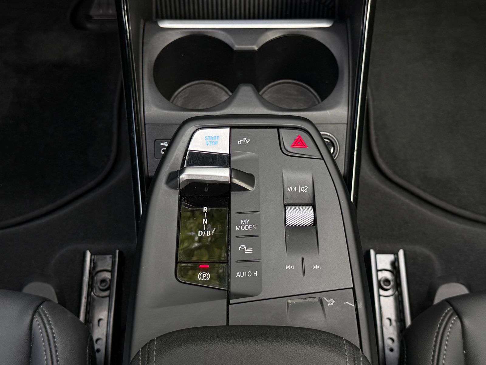 Fahrzeugabbildung BMW iX1 30 xDrive 64 kWh SHADOW+LIFE+SHZ+KAM+LEDER+M