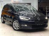Volkswagen Touran 2.0 TDI Highline Pano Navi LedLenkr. Scha - VW Touran Gebrauchtwagen in Frankfurt