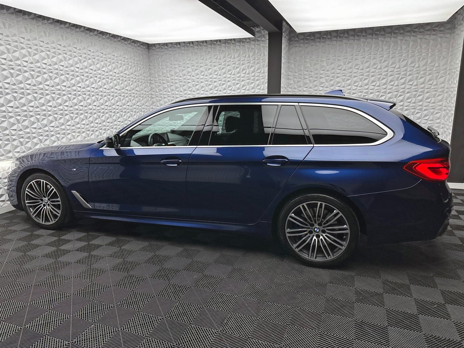 Fahrzeugabbildung BMW 530D M-PAKET/KEY/AKTIVLENK/PANO/LIVE/MASSAGE/AHK