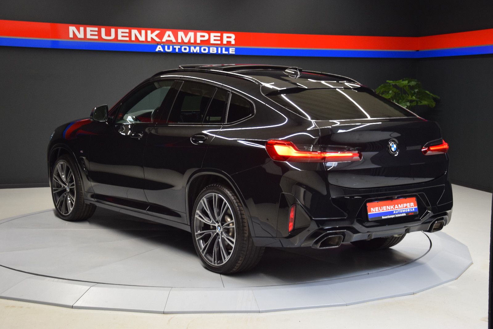 Fahrzeugabbildung BMW X4 xDrive 30 d M Sport ACC Pano Leder AHK STHZ