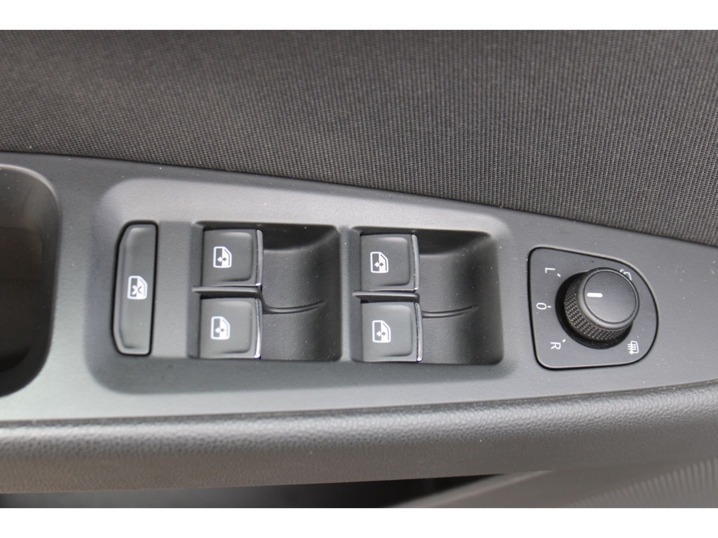 Fahrzeugabbildung SEAT Leon 1.5 TSI ST FR ACC LED Navi DAB PDC RFK AHK