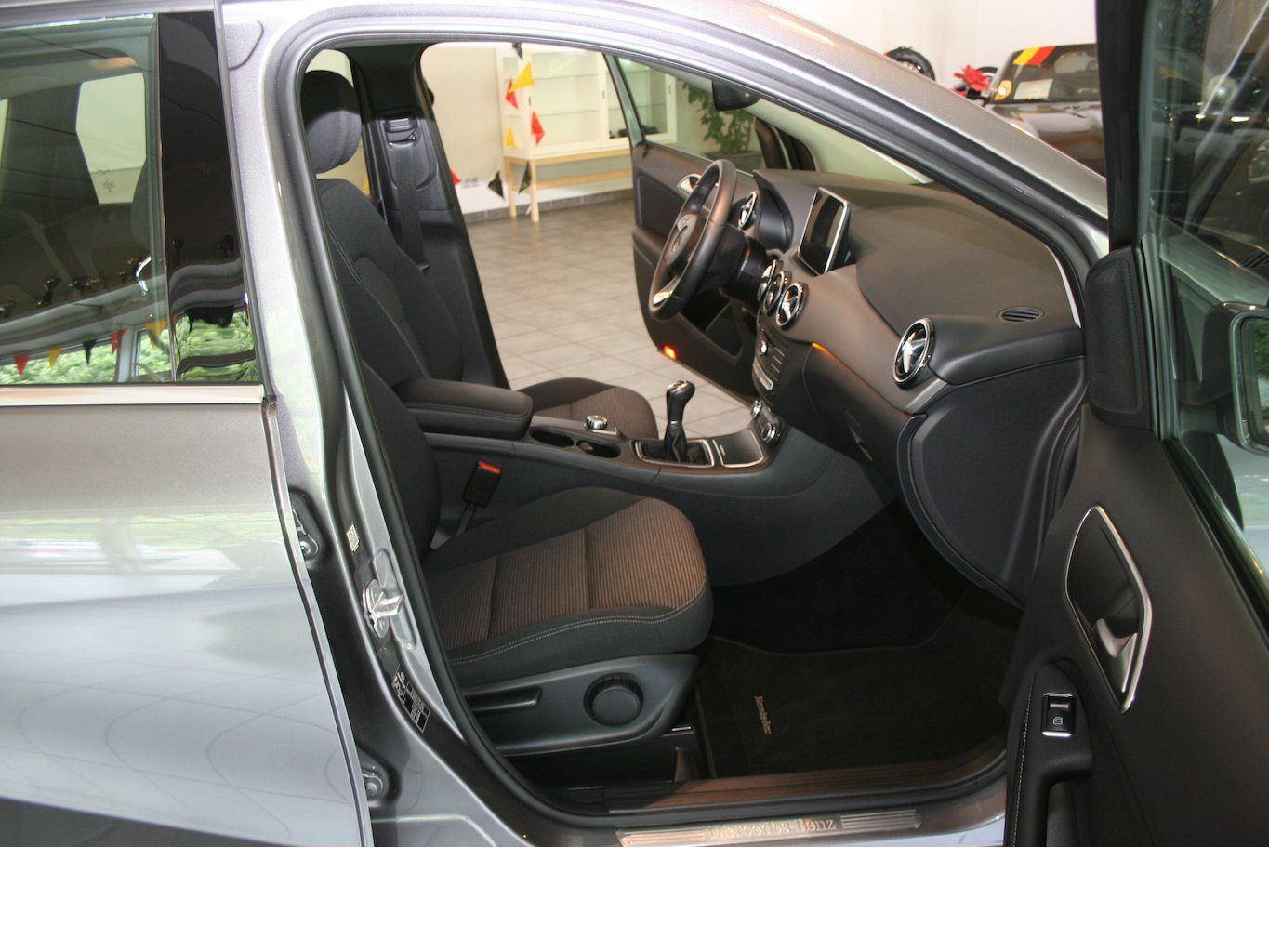 Fahrzeugabbildung Mercedes-Benz B 180 Style *Navi *Kamera+ PTS *Spiegel-Paket
