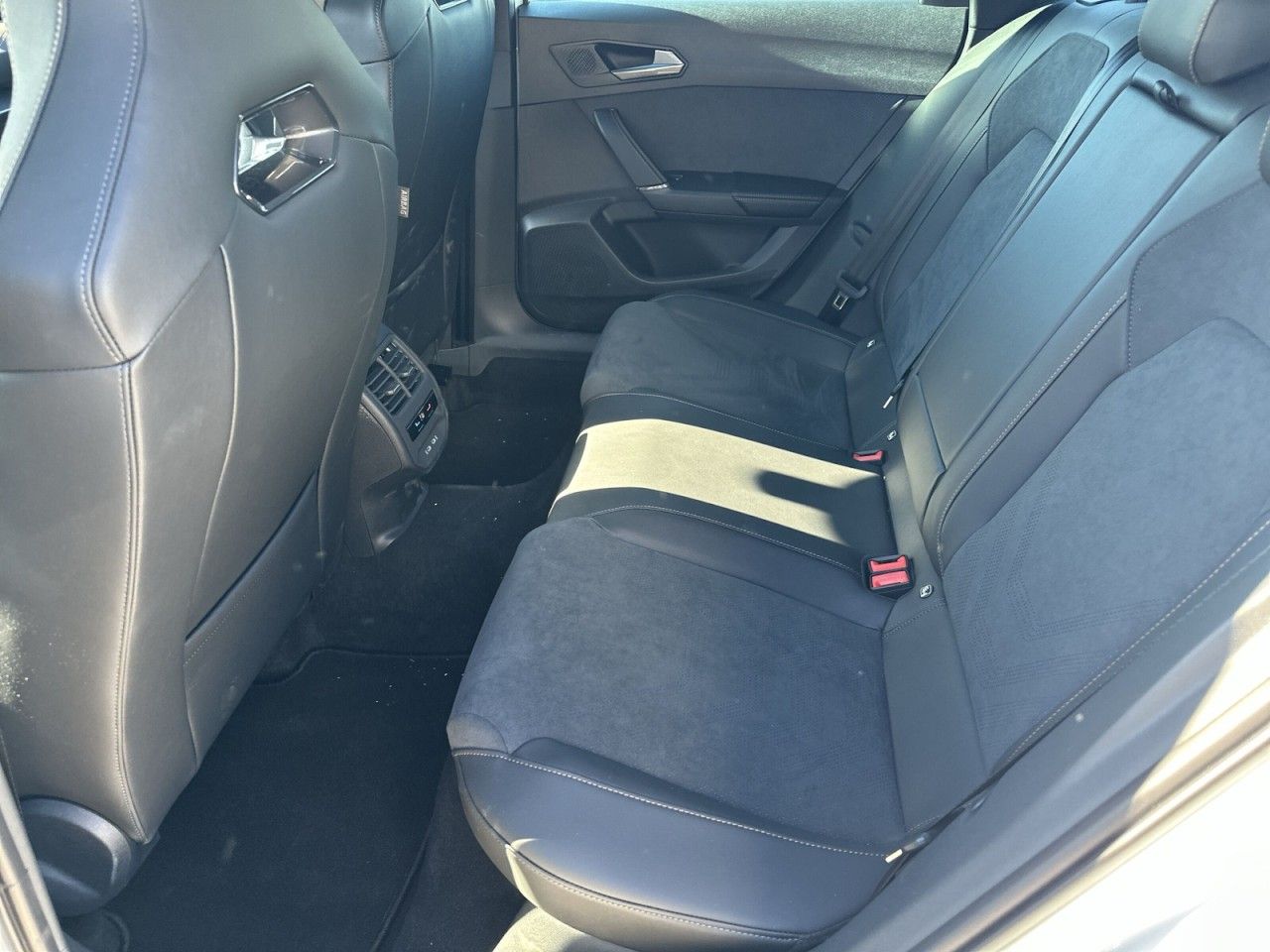 Fahrzeugabbildung CUPRA Leon Sportstourer VZ 2.0 TSI 333 PS DSG 4Drive - mit KI generiert/bearbeitet
