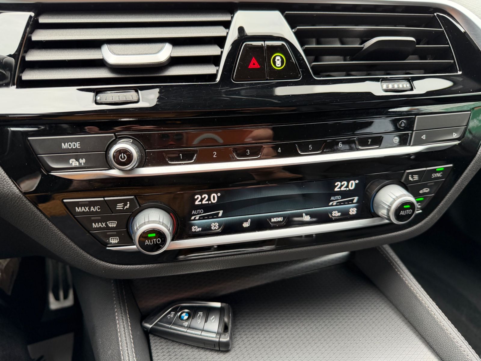 Fahrzeugabbildung BMW 520d Touring M SPORT LASER HUD KAMERA AHK LEDER