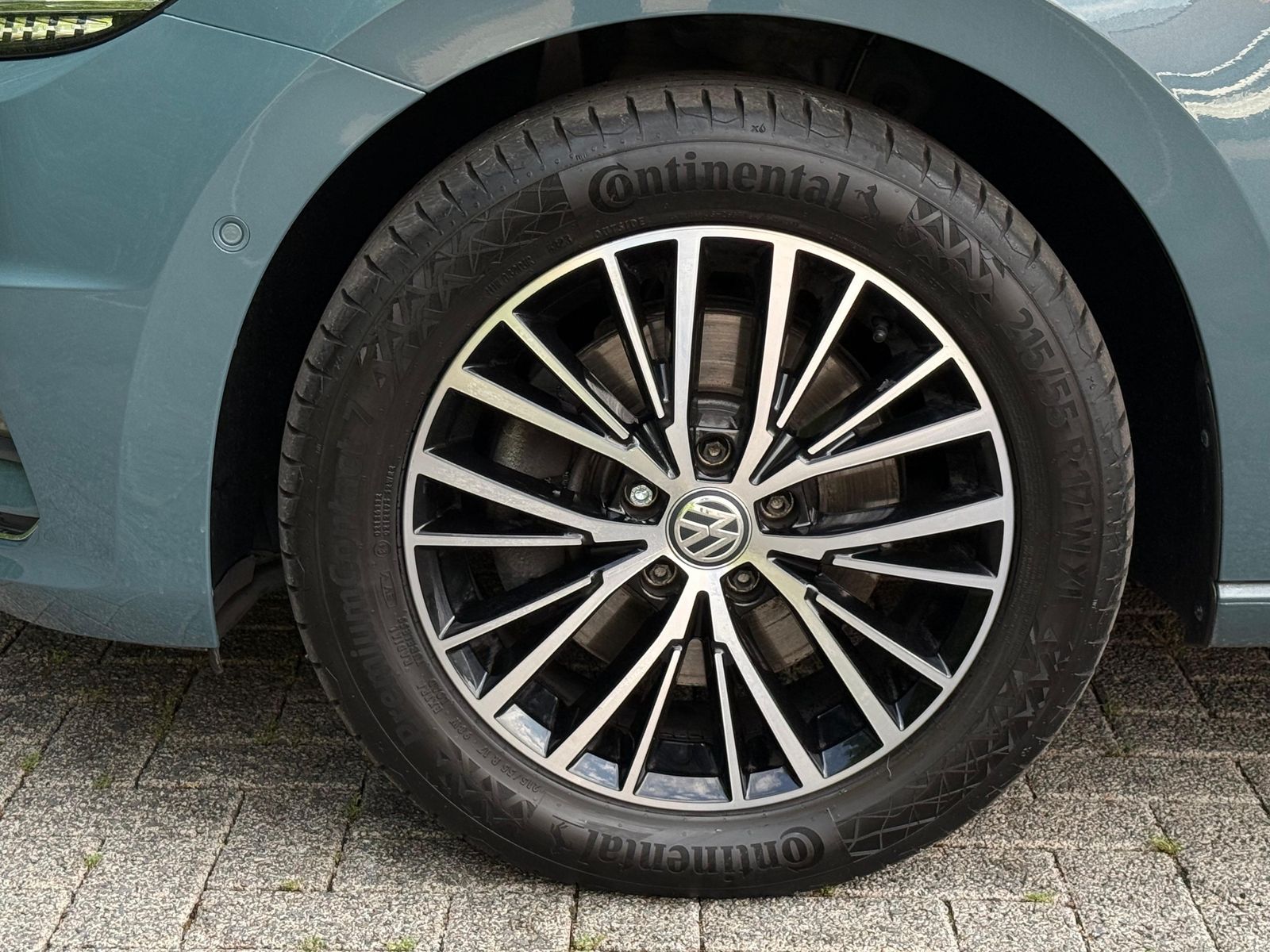 Fahrzeugabbildung Volkswagen Touran 2.0 TDI DSG IQ.DRIVE LED+ACC+NAV+SHZ+DAB
