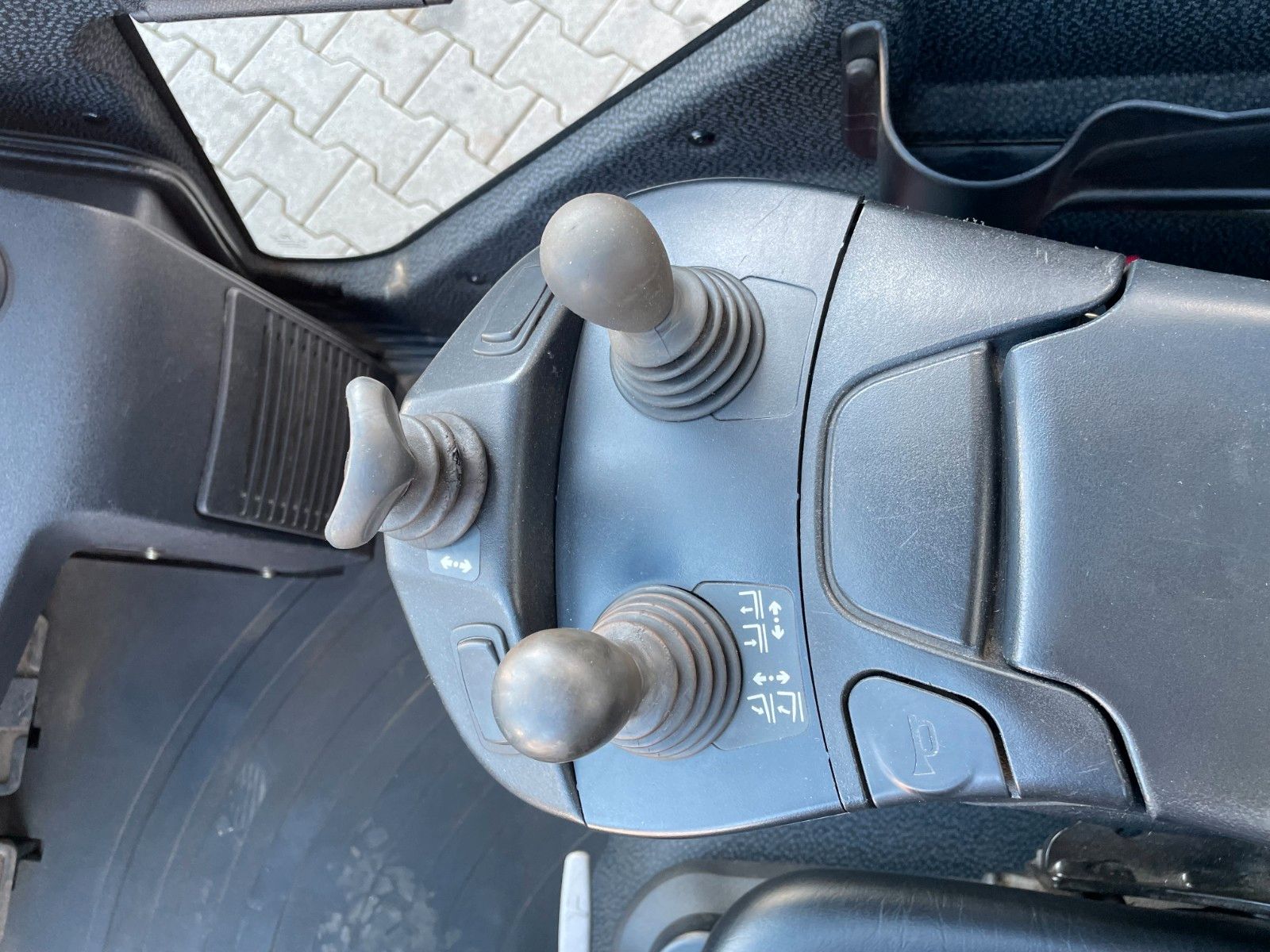 Fahrzeugabbildung Linde H20D-02/600 / Triplex 4,71m / 1.918h / Diesel