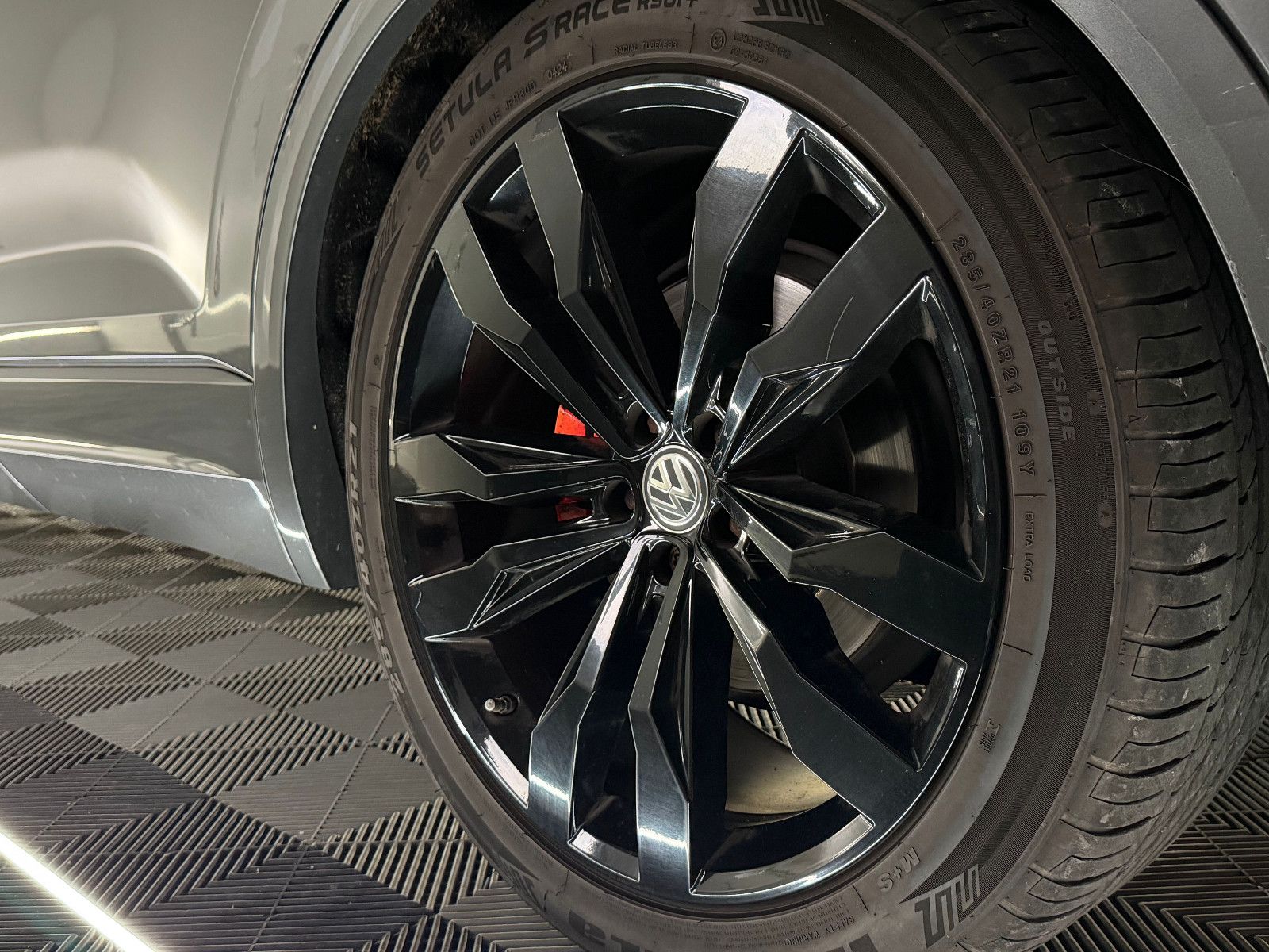 Fahrzeugabbildung Volkswagen Touareg 4Motion R-LINE/DAB+/MATRIX IQ/AHK/21 ZO